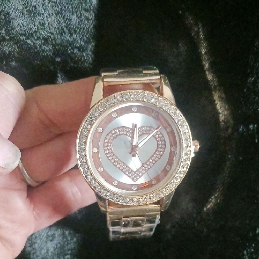 Elegant Gold Women's Watch with Crystal Accents